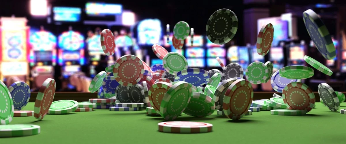 Mesa de blackjack profesional con cartas y fichas de casino